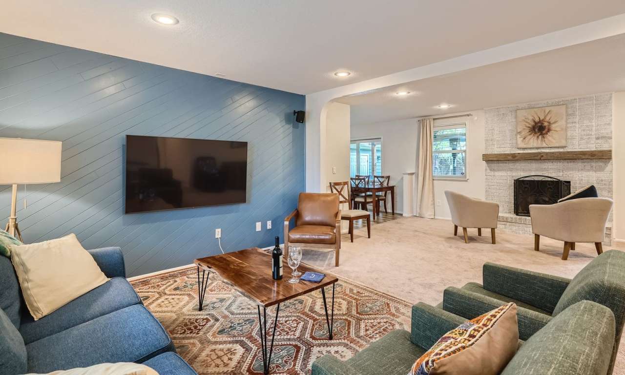 Beautiful 5 BDR Louisville Home/ Private Backyard