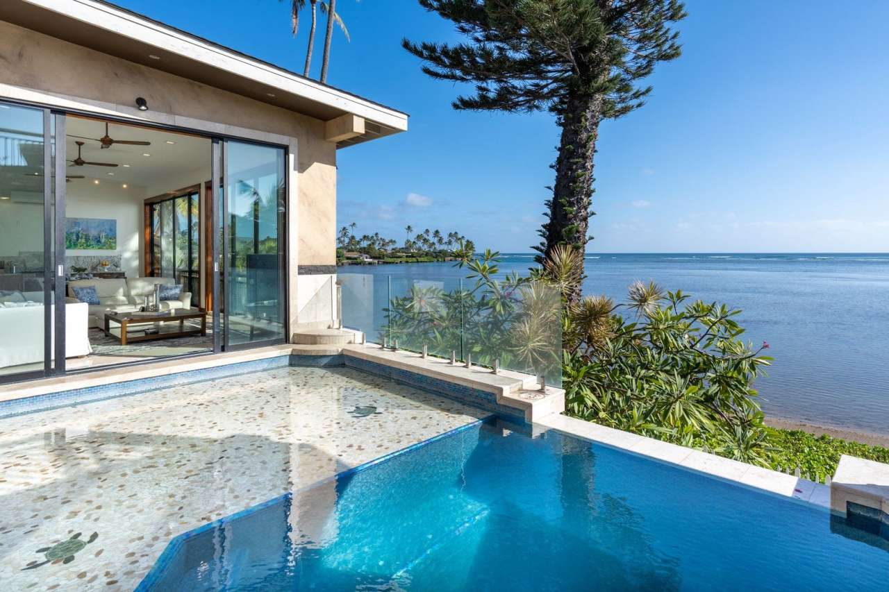 Wailupe Seaside Haven: Beachfront Luxury Home w/ Infinity Pool  City Proximity