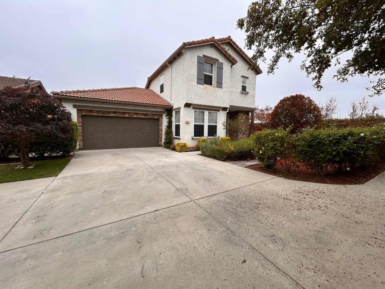 Beautiful, freshly renovated home in Avalon gated community in Visalia!