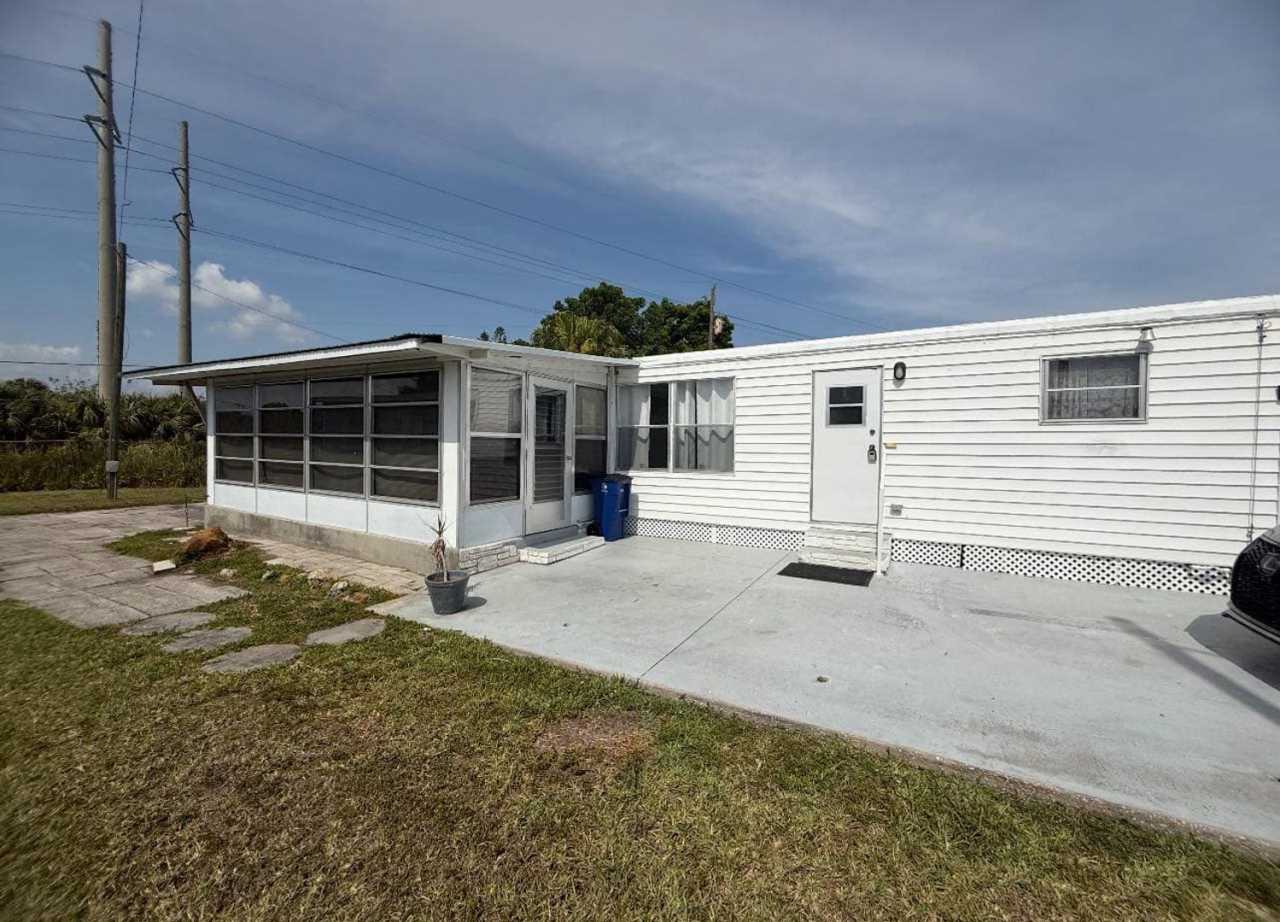 **FIRST MONTHS RENT FREE** 2 Bedroom Mobile home with Spacious yard!