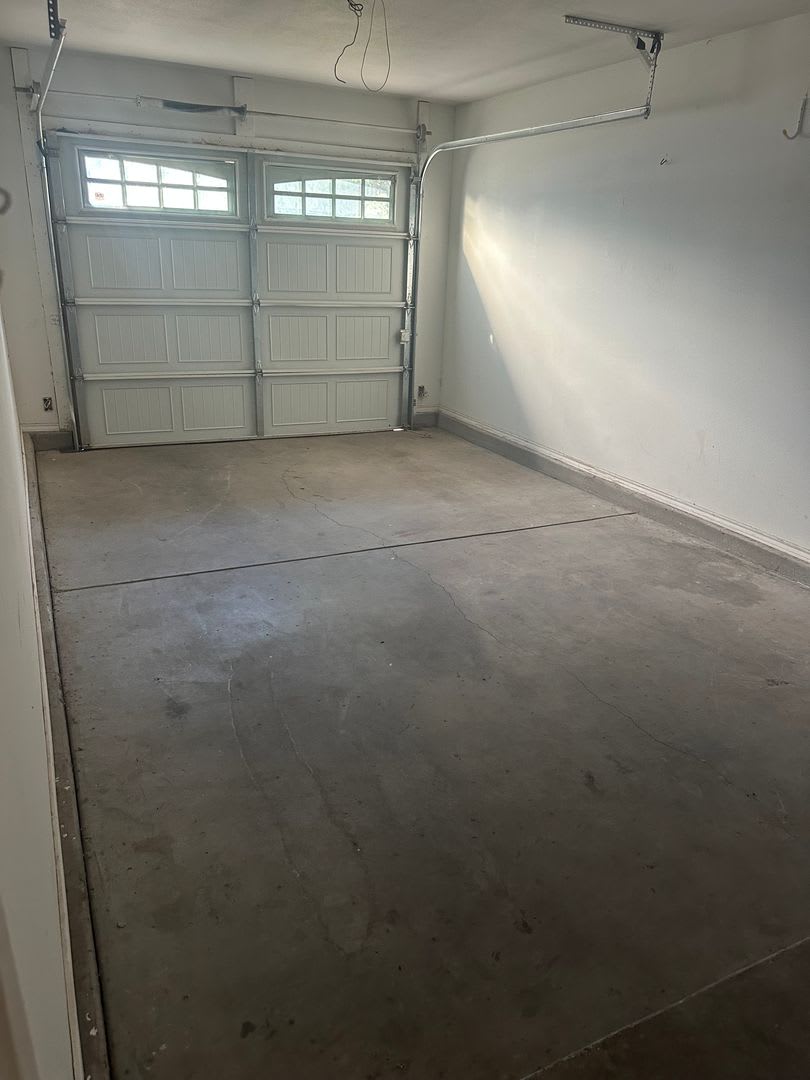 4 bed 2 bath 1 car garage on Flint Avenue!