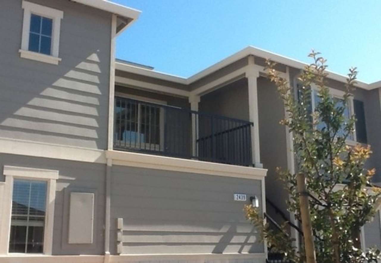 Two Bedroom Townhouse Style Apartment with Garage - Northwest Santa Rosa