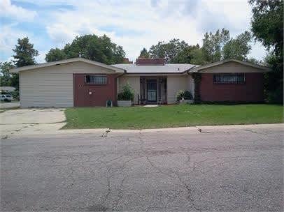 Roomy Single Family Home w/5 Beds 2 baths