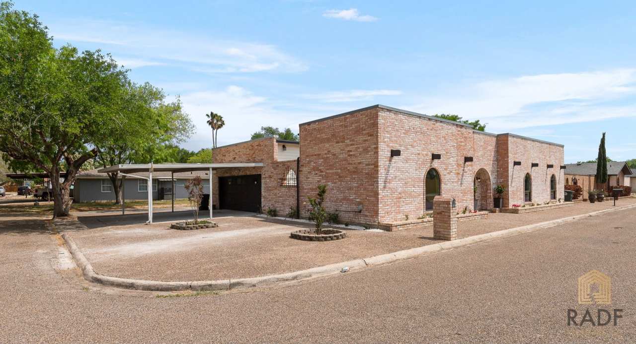 Charming Country Retreat with Modern Elegance