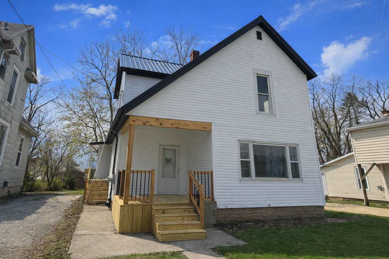 Wayne St W Duplex (931 and 931 1/2)