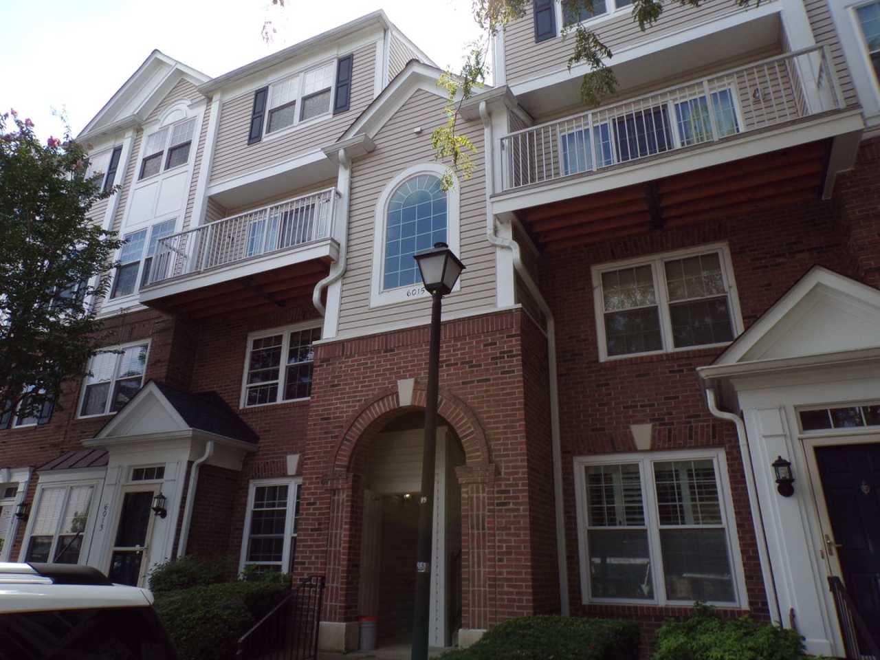 Two Bedroom, Two Level Condo Near Van Dorn Metro