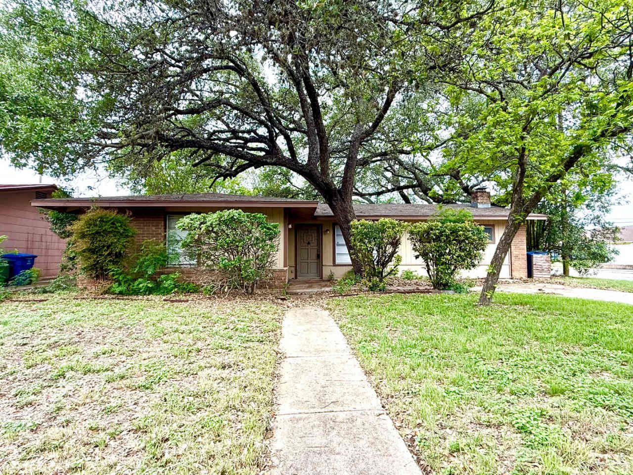 **APPLICATION RECEIVED** AVAILABLE NOW! 3 Bedroom / 2 Bath Corner Lot Home Near Ingram Park Mall