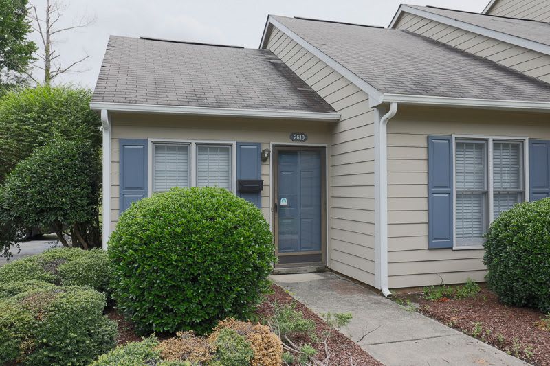 Cozy 1 Bed / 1 Bath End Unit Townhome In North Durham!