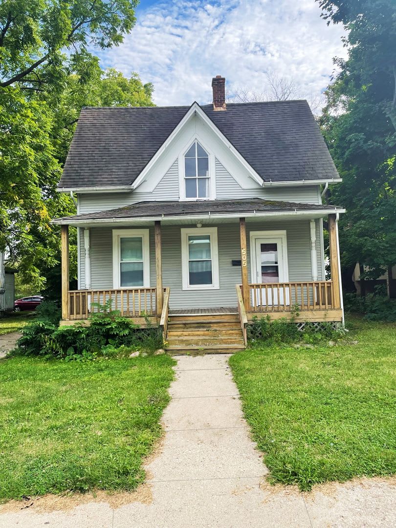 Large Six Bedroom House Available for Rent | Flexible Move-in Date!