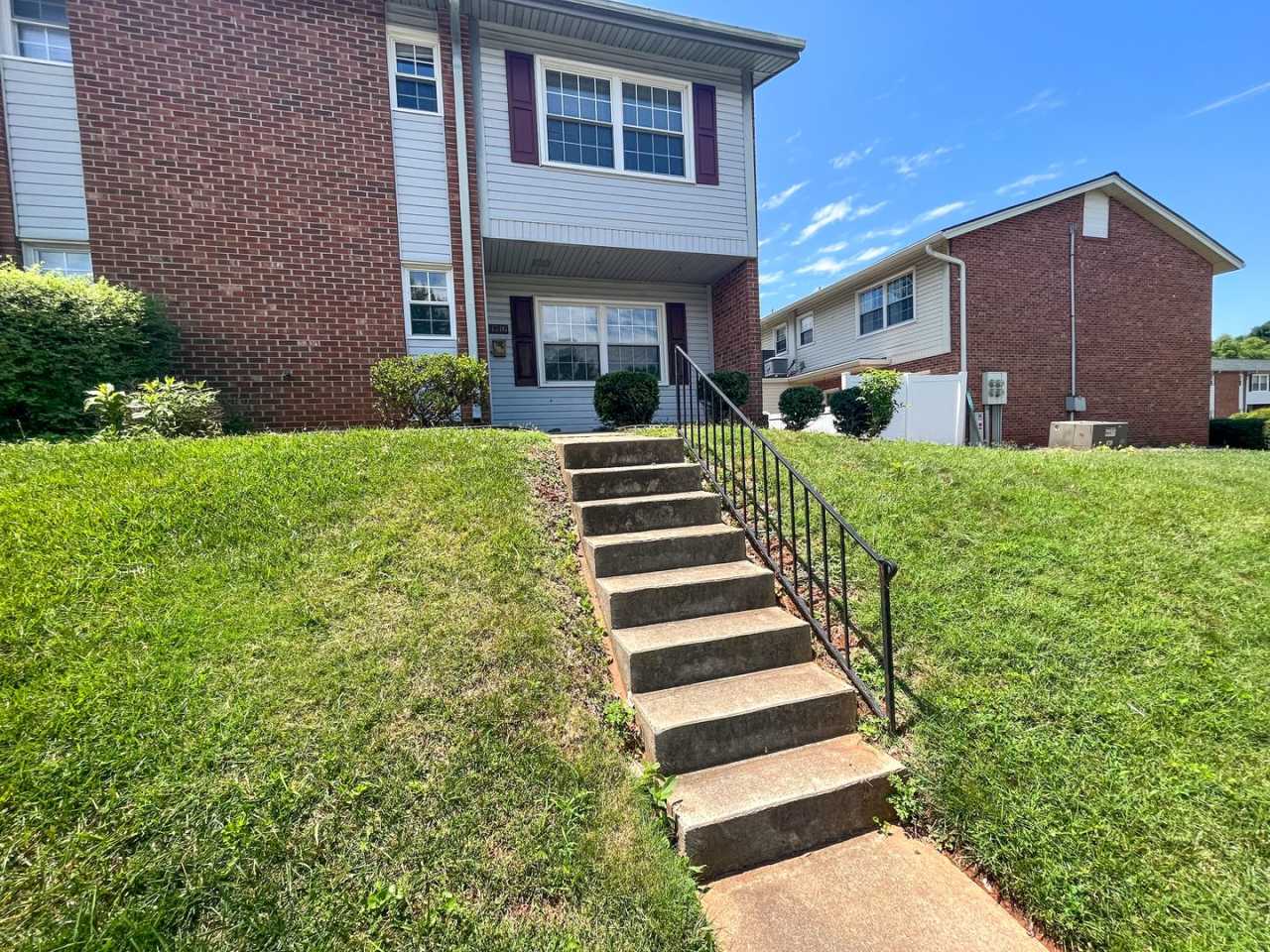 Adorable 2 bedroom, 2 1/2 bathroom townhome in Greensboro!
