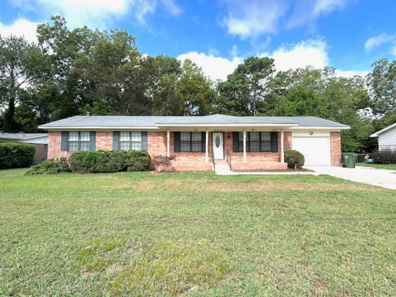 $500 Off First Month's Rent Move- In Special!!Charming home in a great neighborhood.