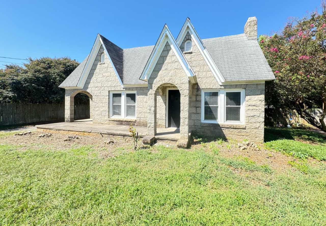 Newly REMODELED STONE HOUSE near downtown, stainless appliances, fenced backyard