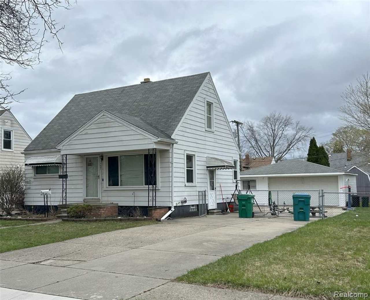 3 bedroom, 1 bath, located in Garden City, large garage, basement