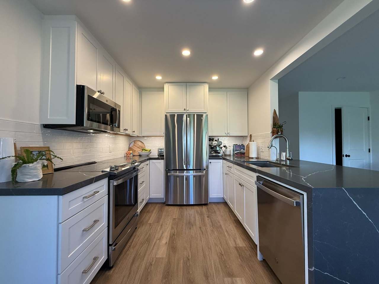 Spacious 4 bedroom (plus bonus room) / 2.5 bath Napili Home - Pet Friendly with yard!