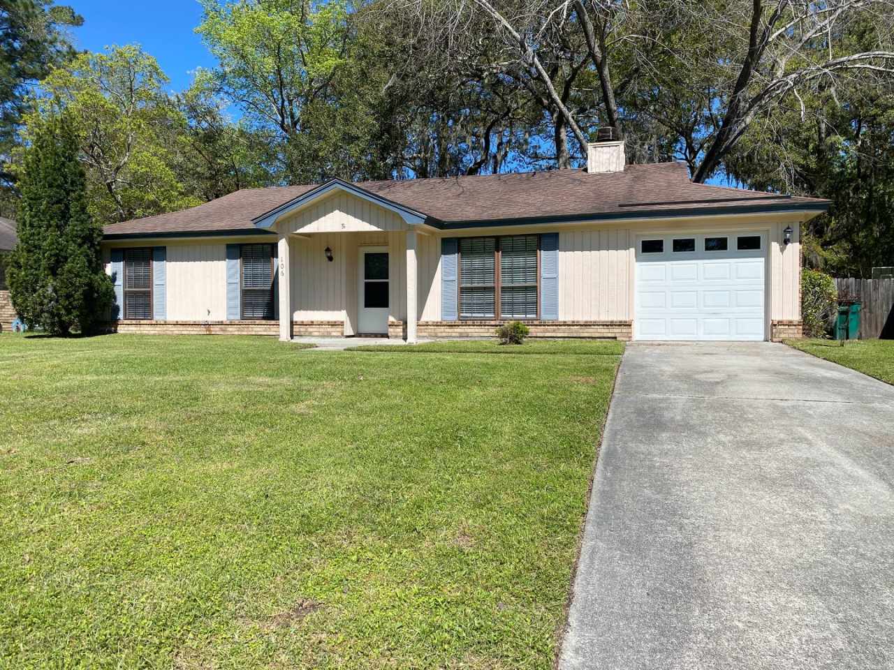 4 bedroom 2 bath in Village Green