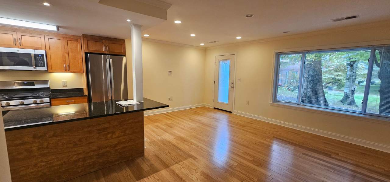 See YT Video! Massive Luxury 2bed Townhouse! Gas, Heat and Hot Water Included in Gorgeous location