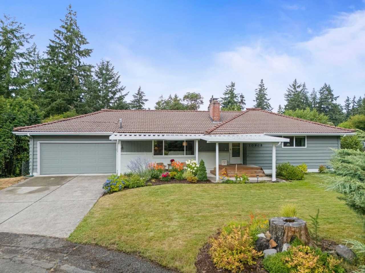 Spacious 4 Bed Lakewood Home w/ 2 Kitchens | Perfect for Multigenerational Living!