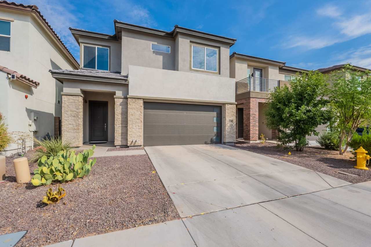 Solar Powered Home in Heart of Peoria!