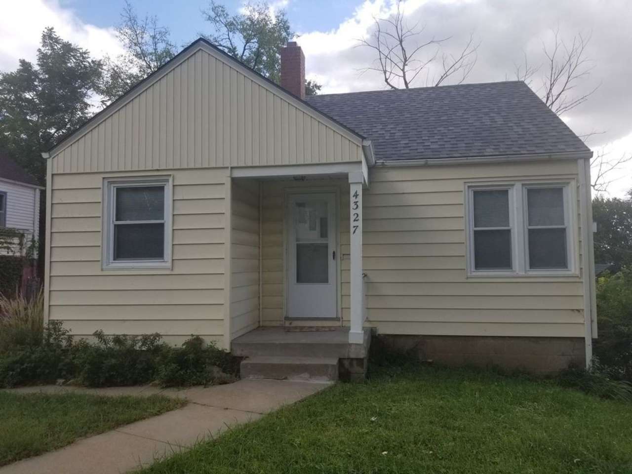 Spacious 4 Bedroom 1.5 Bath House!!