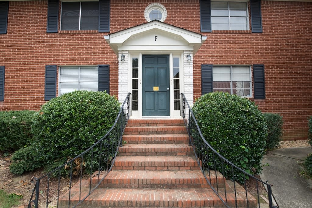 Spacious 2 Bedroom w/ Pool Less Than 1 Mile From Heart of Buckhead!!