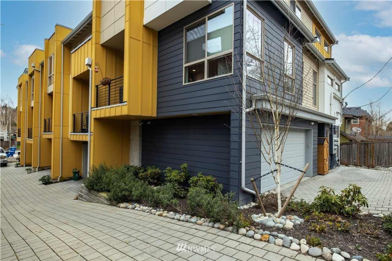 Spacious New Townhouse with 2 Car Garage and Rooftop!!