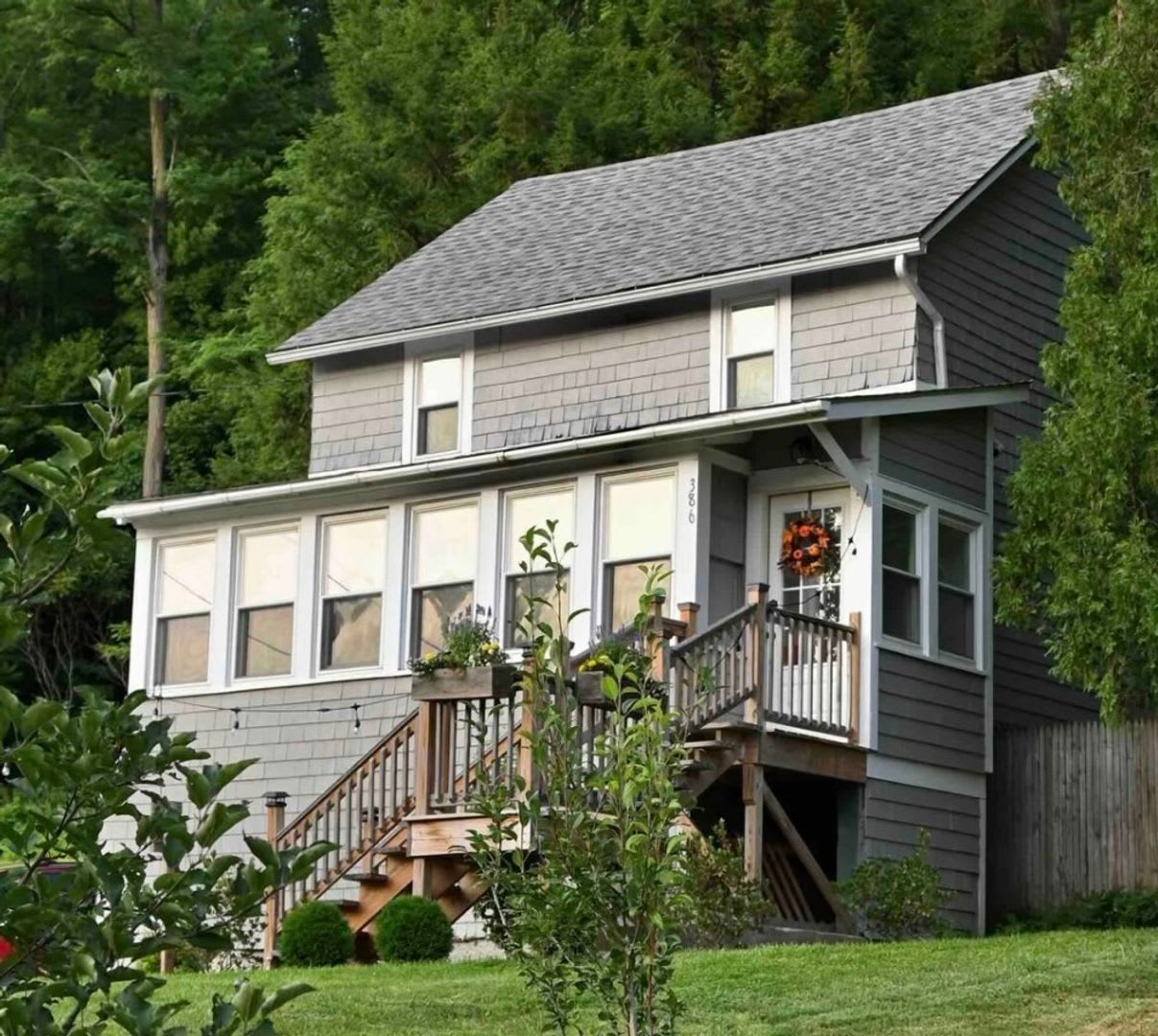 Centrally located 2 Bedroom, 2 Bathroom house rental