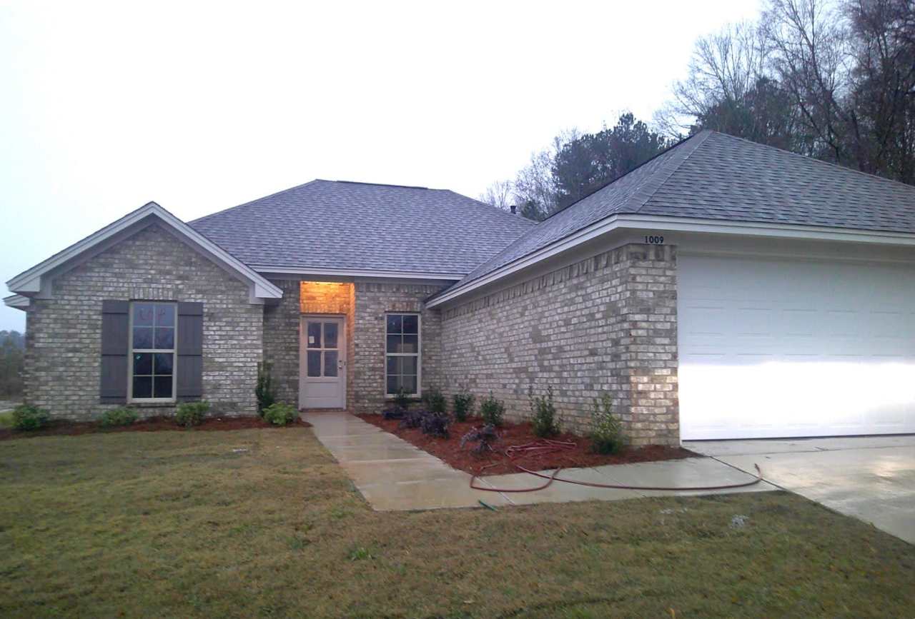 JUST REDUCED****PLUS MOVE IN SPECIAL! 1/2 OFF 1ST MONTHS RENT IF YOU TAKE POSSESSION BY THE END OF THE MONTH!!!1009 Windrock Dr Brandon, MS