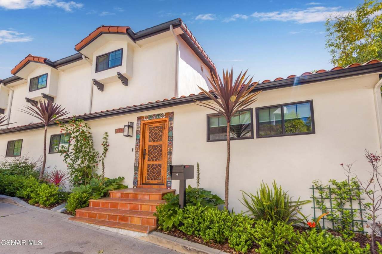 Must see this luxurious short-term, furnished, 3 bedroom + 3 bathroom rental home