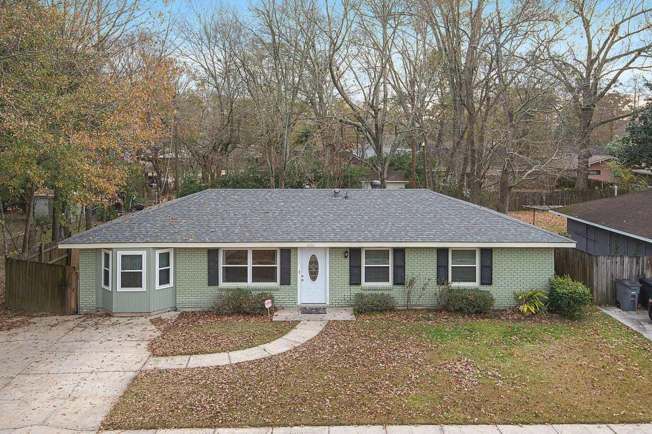 Spacious and Convenient Location! 3 Bedroom, 1.5 Bathroom off of Siegen and Perkins!