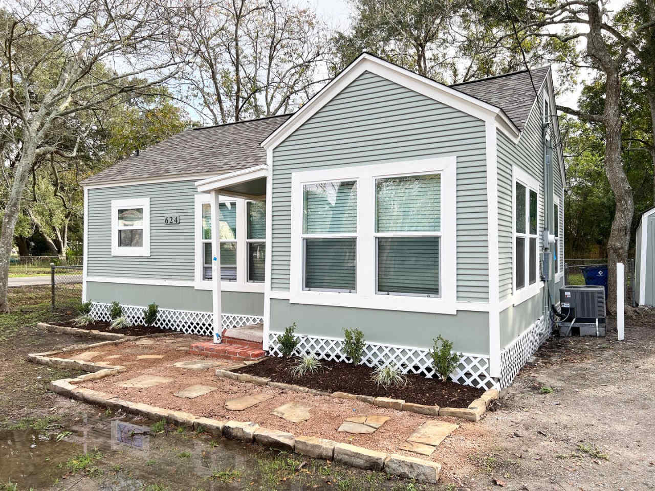 Adorable 2/1/1 Craftsman Bungalow in Angleton!
