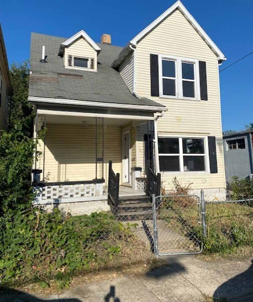 *MOVE IN SPECIAL"- Half off 3rd month's rent!! 2 bed 1 full bath and 1 half bath home for rent in Dayton*