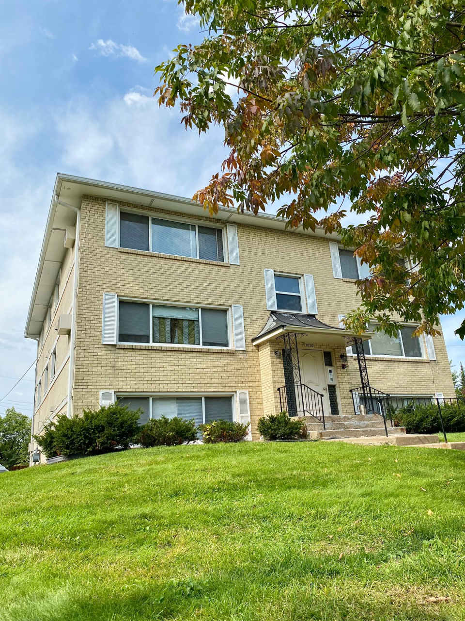 Apartment for Rent at 3050 Inglewood Ave S