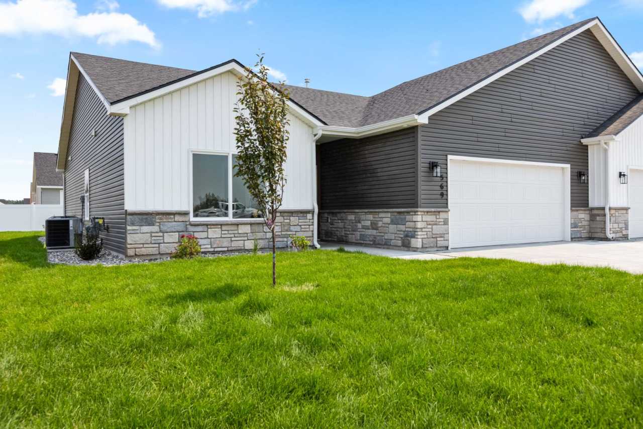 AWESOME 3 Bed 2 Bath Twin home in Sugar city