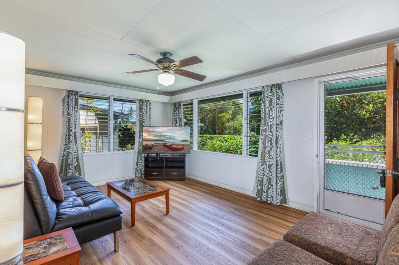 Downtown Hanalei, walk to town and beach, fully furnished 3 bedroom 2bath home