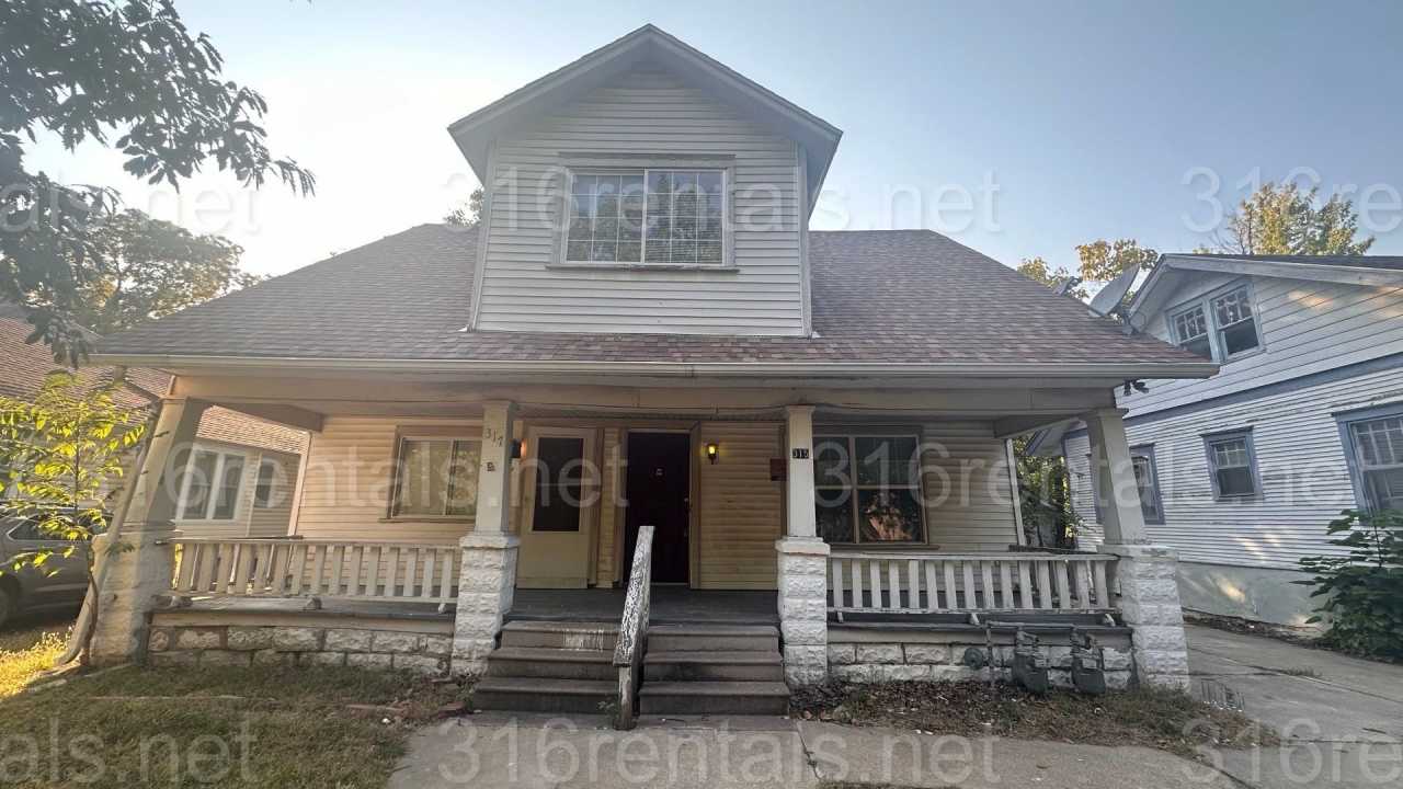 $695- 2 bed 1 bath - Newly Remodeled Duplex