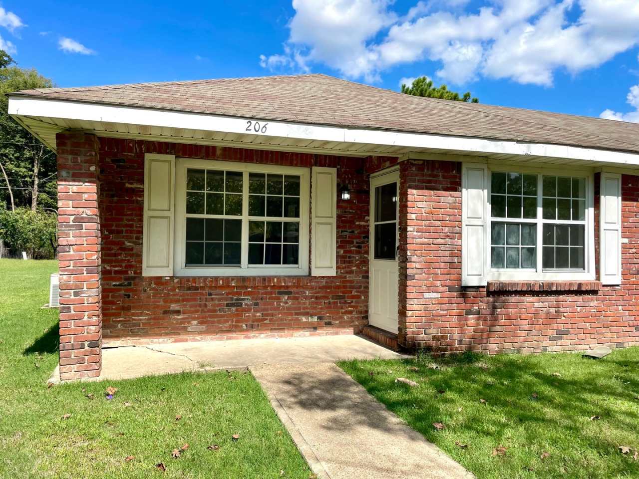 3 Bedroom / 1 Bath in Apartment in Truman Available Now!