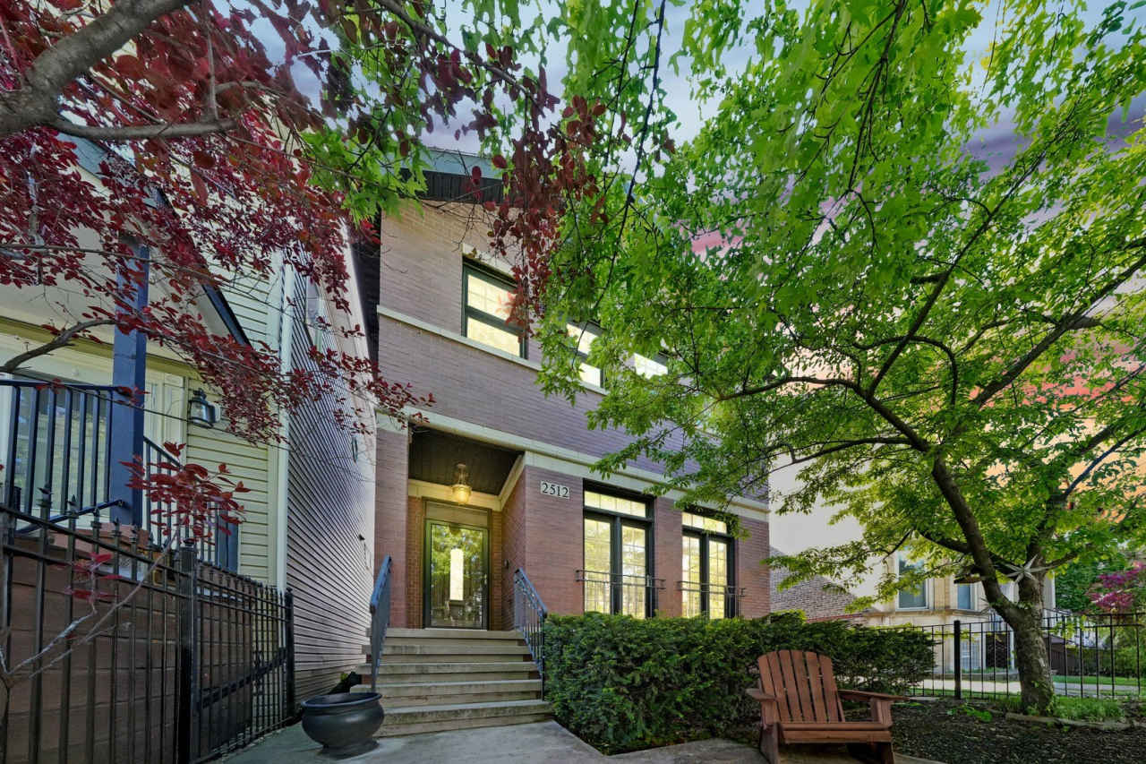 2512 N Artesian Avenue