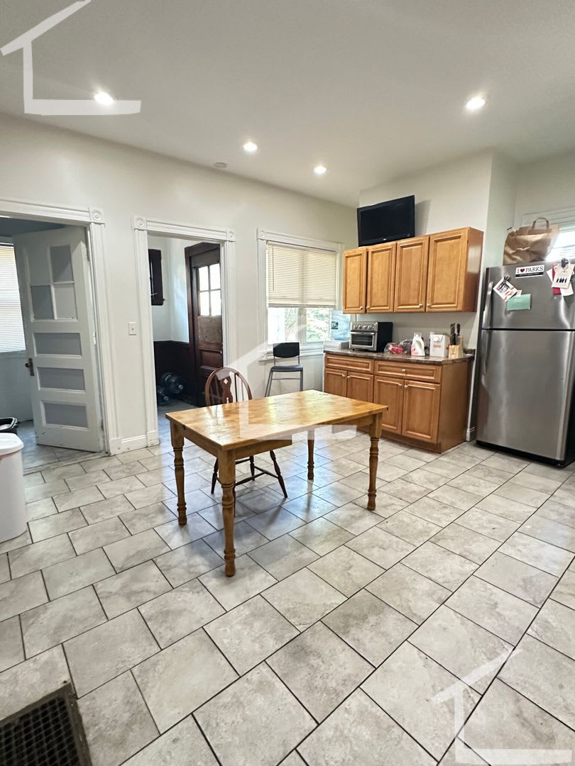 ENTIRE HOUSE Close to Boston College - 10 Bedrooms!!