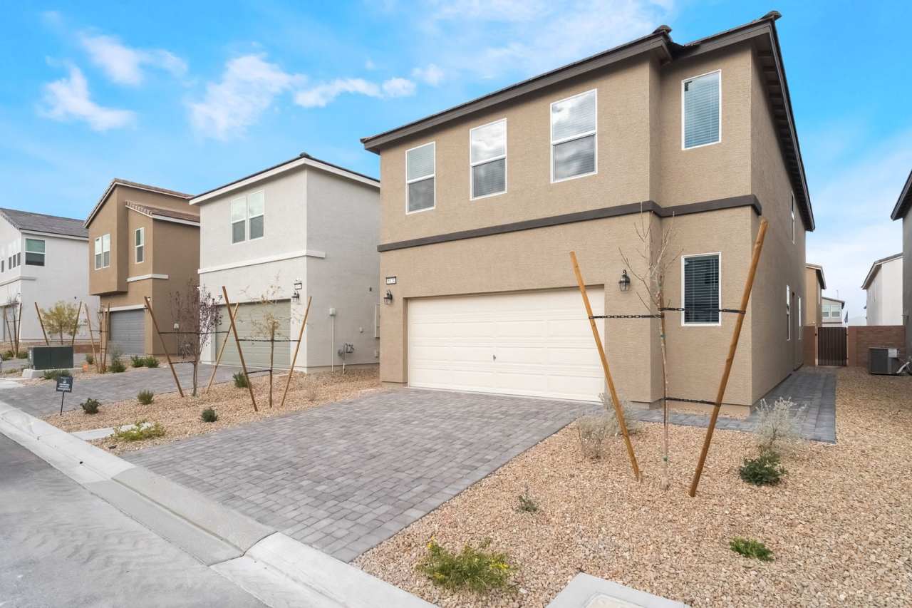 Modern Five-Bedroom Home with Spacious Open Layout and Contemporary Finishes!