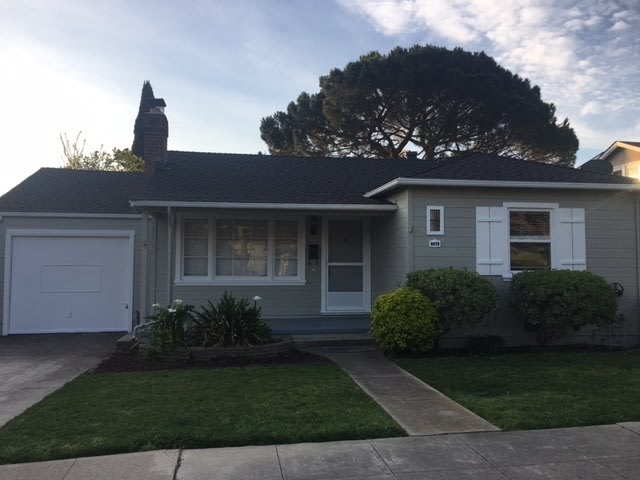 Charming 2 Bedroom Home Close to Downtown