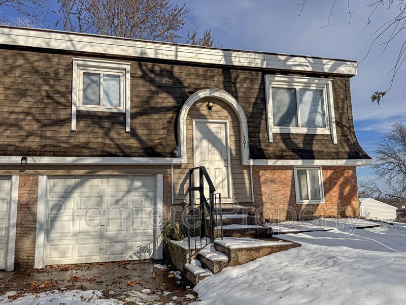 1301 N Arrowhead Rdg