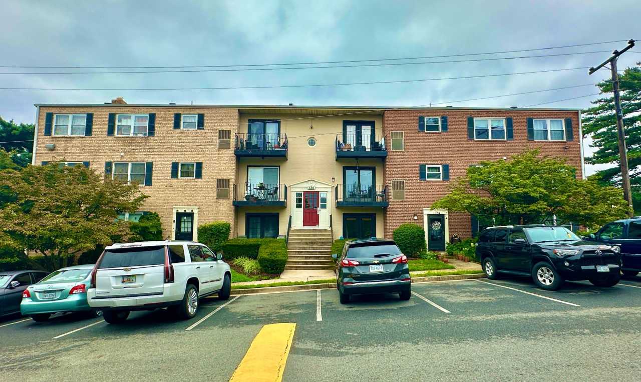 FREE RENT! Sail into this 2BR 1BA at the Mayflower Condominiums in Alexandria includes utilities