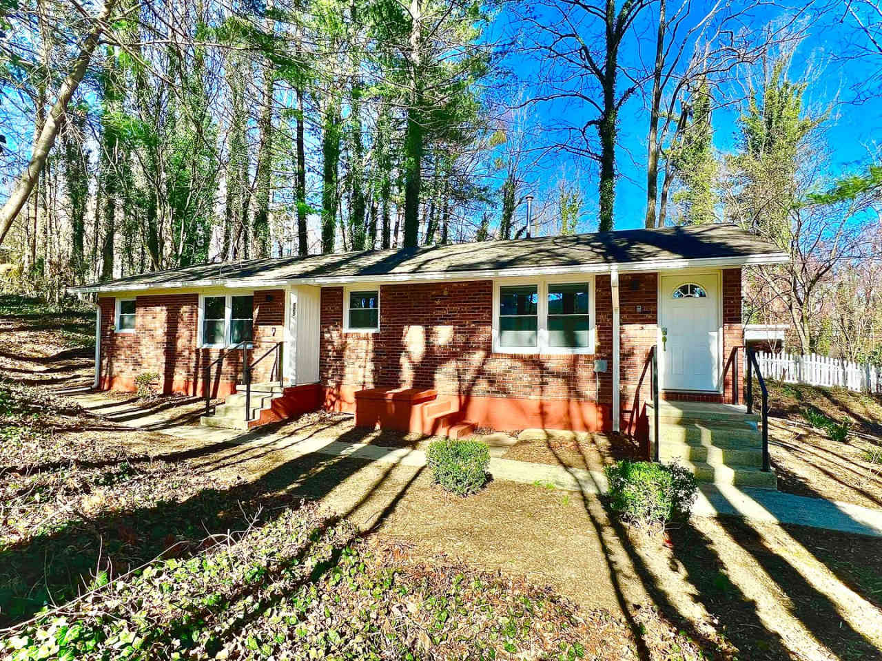 2 Bed 1 Bath in Downtown Hendersonville!!