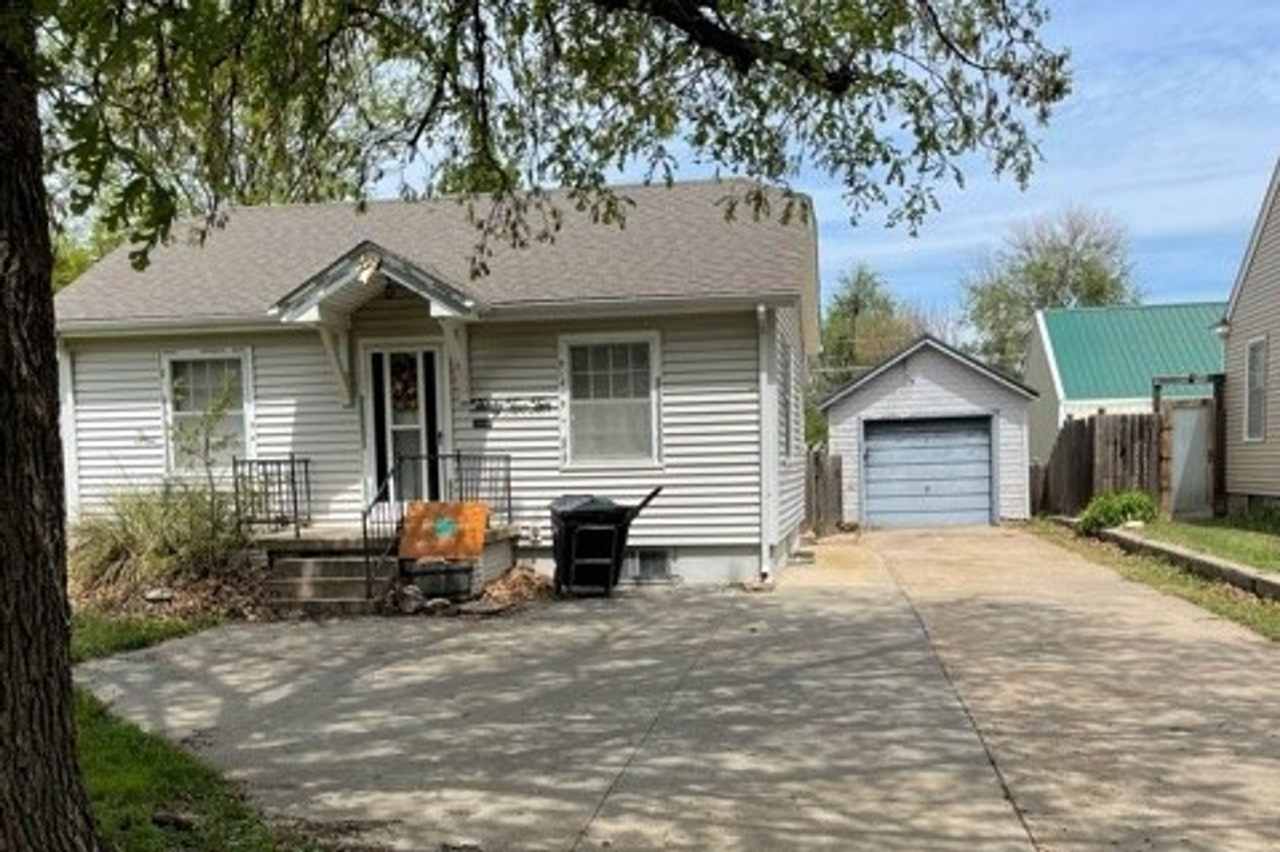 1 Bedroom, 1 Bathroom House with Detached Garage