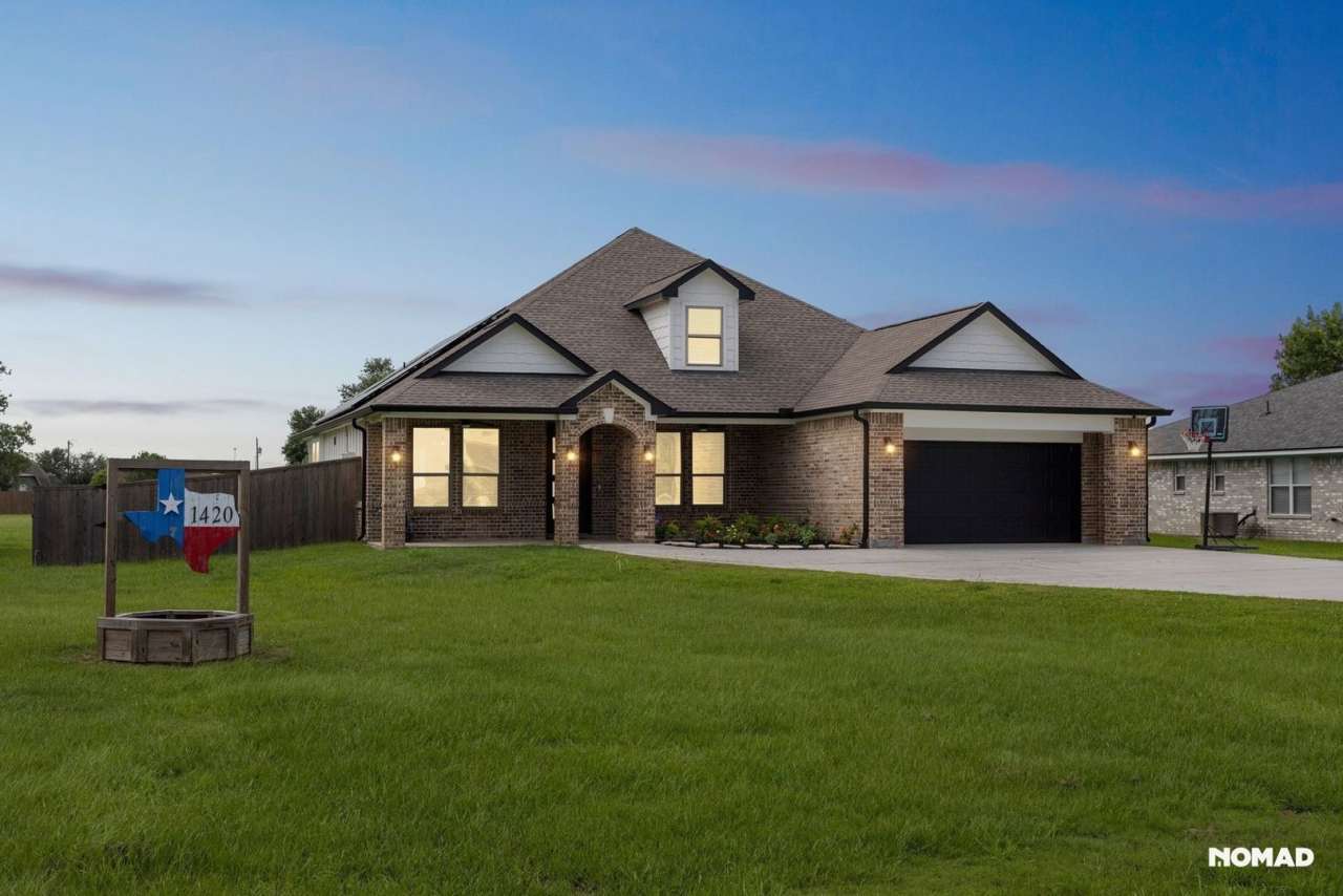 Spacious 4BR House in Angleton with optional study/gameroom