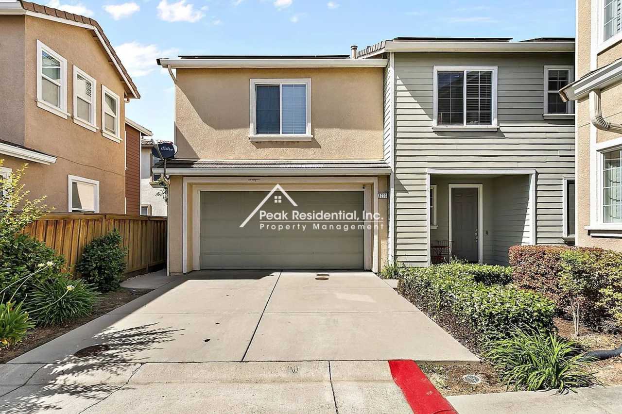 Beautiful Elk Grove 3bd/2.5ba Home with 2 Car Garage