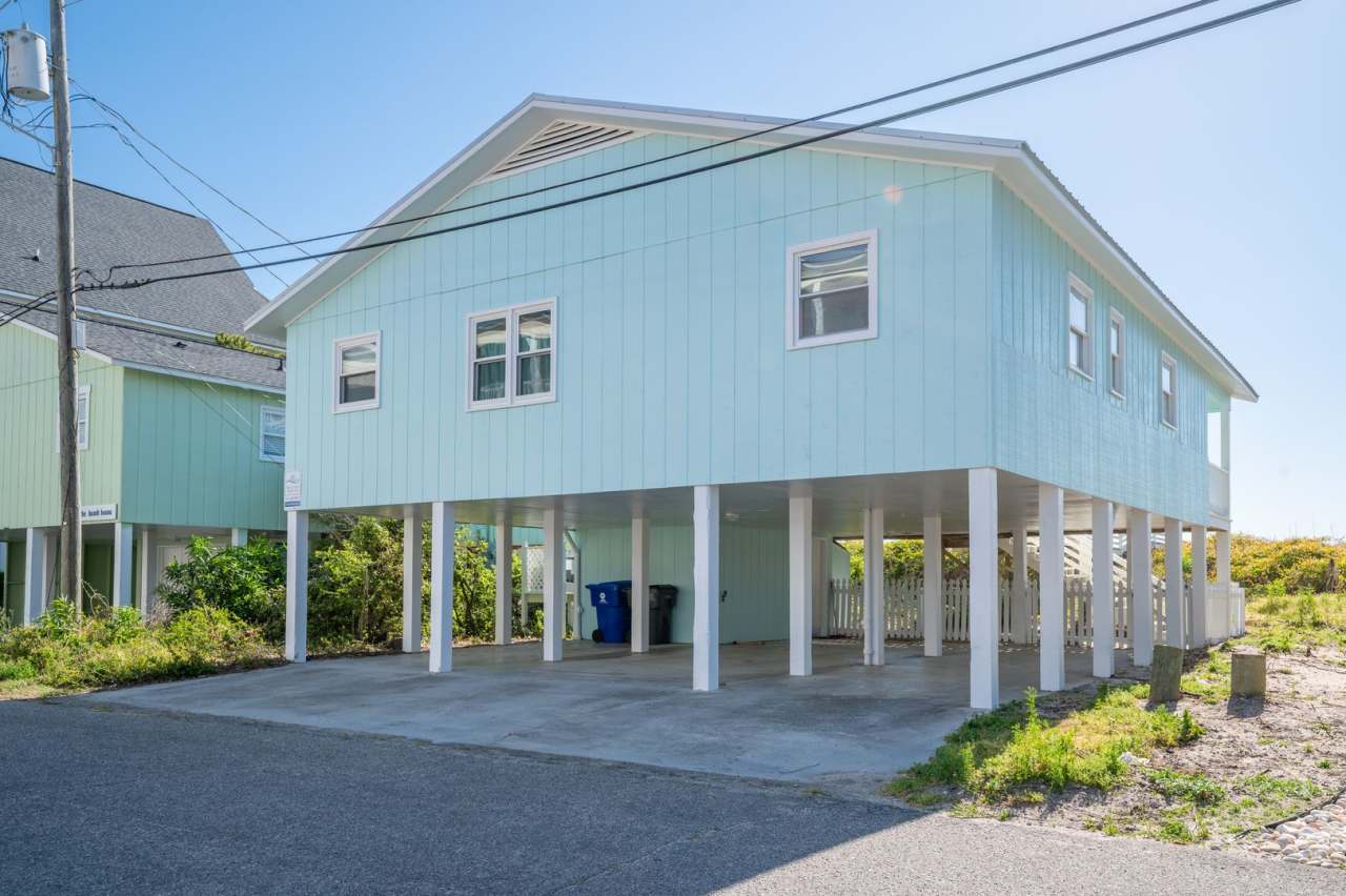 VINTAGE BEACHFRONT COTTAGE PERFECT FOR COZY WINTER GETAWAY