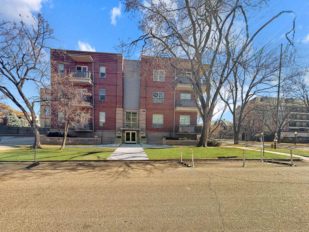 $0 DEPOSIT OPTION. 2 BED / 2BATH MODERN CAPITOL HILL CONDO WITH STUNNING VIEWS