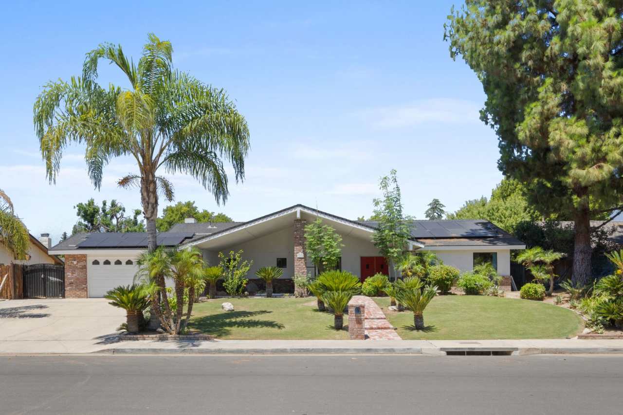 Fully Furnished Home Off of Gosford Rd and Stockdale Hwy!