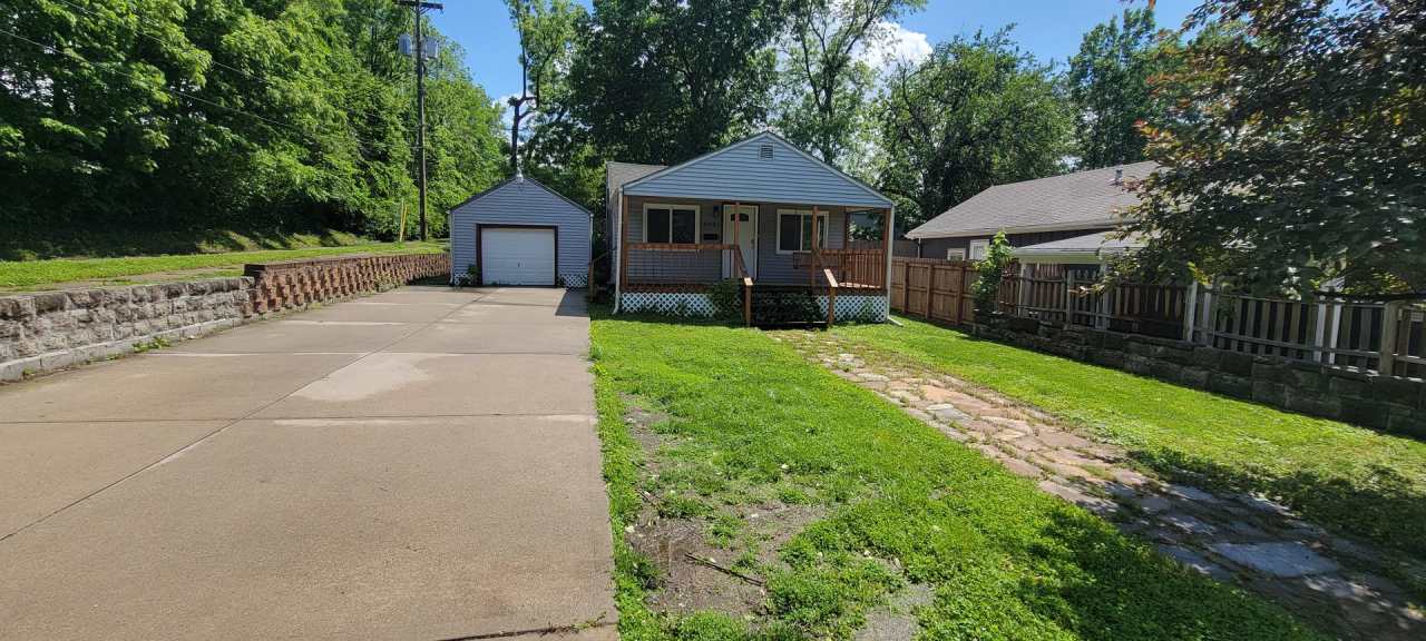 2 bedroom with amazing yard!